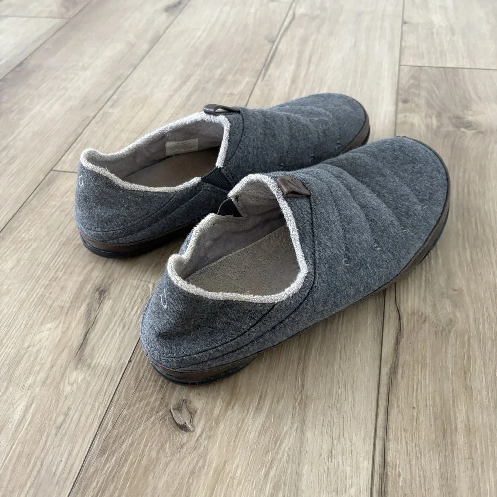 OluKai Mahana Slippers Men's Size 12 Grey Quilted Textile Leather Slip On 10451